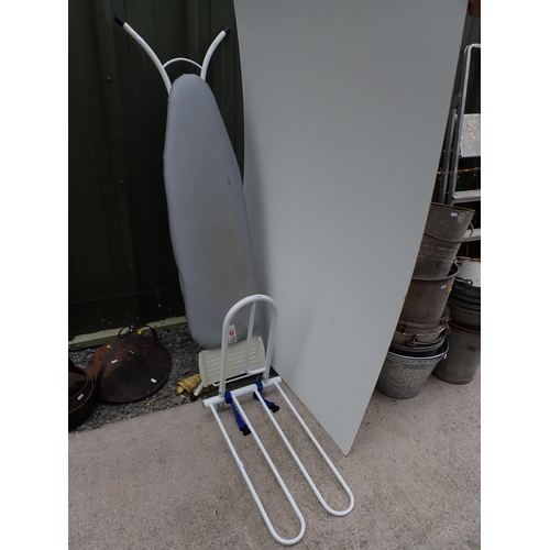 728 - A Rack and an ironing Board