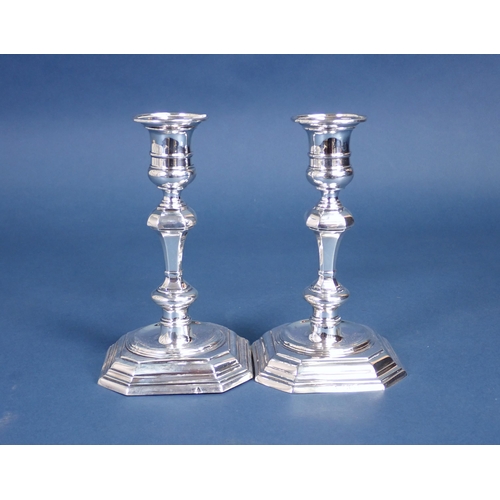 190 - A pair of Edward VII silver Candlesticks with detachable sconces, knopped stems on chamfered square ... 