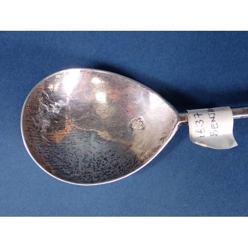 249 - A Charles I silver seal top Spoon with pear shape bowl, London 1637, maker: Benjamin Yates, 5¾ in