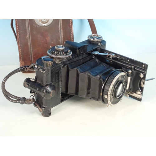 497 - A Voightlander Prominent 6 x 9 folding rollfilm Camera with 105/4.5 Heliar Compur lens extension met... 