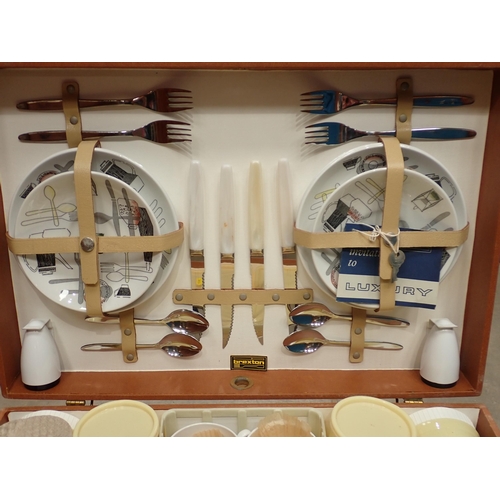 446 - A Braxton Picnic Set