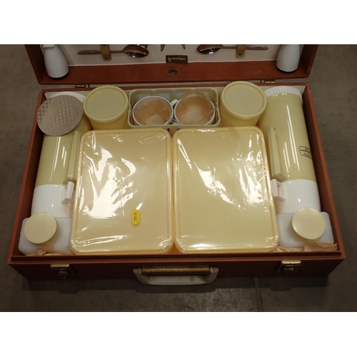 446 - A Braxton Picnic Set