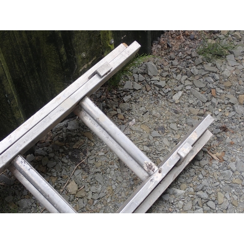 634 - A set of extending metal Ladders