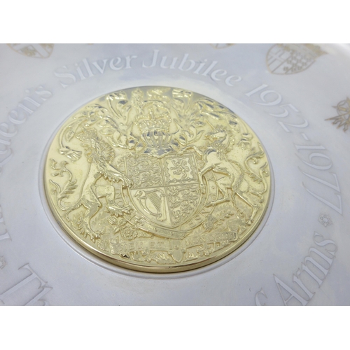 120 - The Queen's Silver Jubilee 1952-1977 Limited Edition Plate with the College of Arms, Birmingham 1977... 