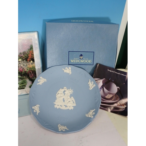 332 - A quantity of Wedgwood, Royal Doulton, and Bradford Exchange Plaques and plates