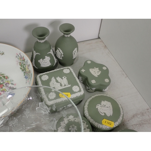 476 - A small collection of Wedgwood green Jasperware items including Vases, Boxes Dishes etc, also Wedgwo... 