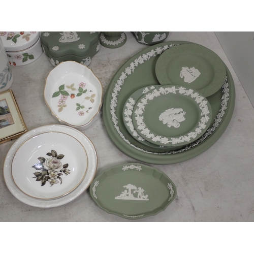 476 - A small collection of Wedgwood green Jasperware items including Vases, Boxes Dishes etc, also Wedgwo... 