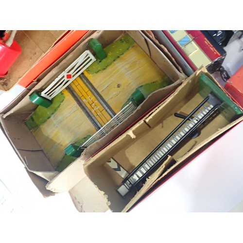 395 - A box of Hornby O Gauge including, a No. 51 Locomotive, a No. 1 Water Tank, Signal Arm, Level Crossi... 