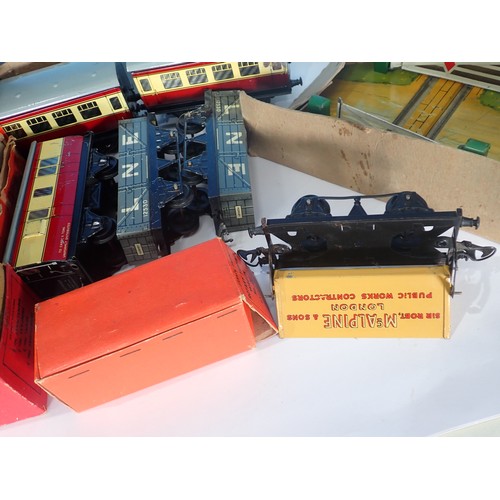 395 - A box of Hornby O Gauge including, a No. 51 Locomotive, a No. 1 Water Tank, Signal Arm, Level Crossi... 