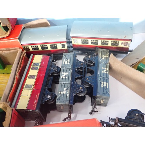 395 - A box of Hornby O Gauge including, a No. 51 Locomotive, a No. 1 Water Tank, Signal Arm, Level Crossi... 