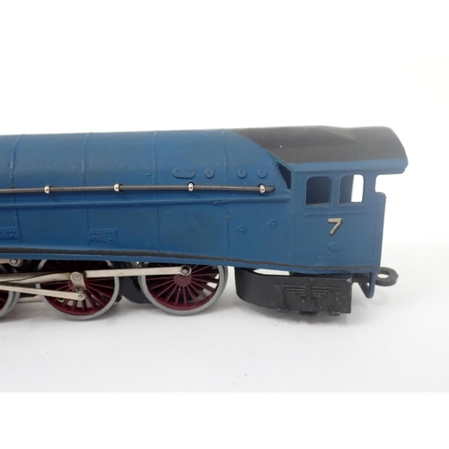 1001 - A boxed Hornby-Dublo EDL1 'Sir Nigel Gresley' Locomotive in pale blue LNER livery. Model in mint con... 