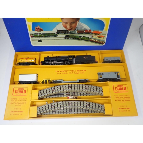 1002 - A boxed Hornby-Dublo G25 3-rail Freight Set. All items are in mint condition showing only slight use... 