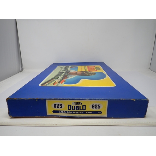 1002 - A boxed Hornby-Dublo G25 3-rail Freight Set. All items are in mint condition showing only slight use... 