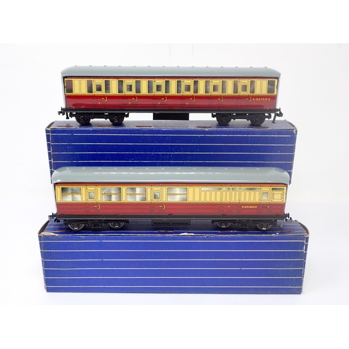 1009 - Pair of Hornby-Dublo D11 Coaches, near mint in blue and white boxes. 1/3rd and Brake/3rd. Brake has ... 