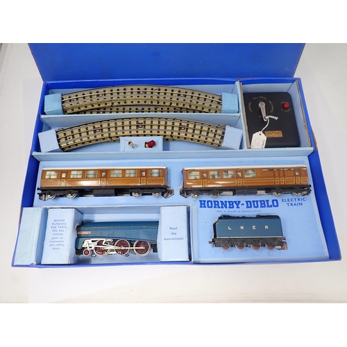 1016 - A boxed Hornby-Dublo EDP1 Gresley Passenger Set, mint, all packing and literature. Locomotive and co... 