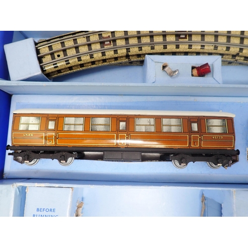 1016 - A boxed Hornby-Dublo EDP1 Gresley Passenger Set, mint, all packing and literature. Locomotive and co... 