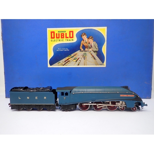 1016 - A boxed Hornby-Dublo EDP1 Gresley Passenger Set, mint, all packing and literature. Locomotive and co... 