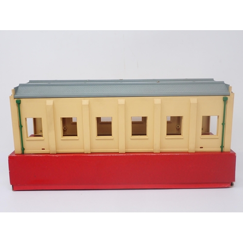 1017 - A boxed Hornby-Dublo No.5005 Engine Shed, near mint and boxed. Engine Shed has had the drain pipe sp... 