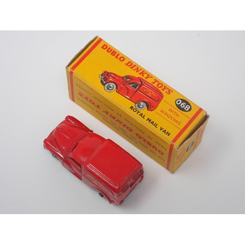 1025 - A boxed Dublo Dinky Toys No.068 Royal Mail Van, mint. Model in mint condition with grey plastic whee... 