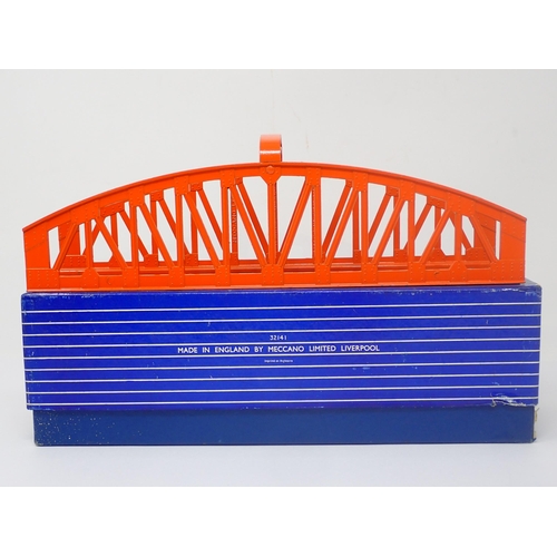 1039 - A boxed Hornby-Dublo D1 Girder Bridge, mint in near perfect condition. Girder Bridge in mint conditi... 