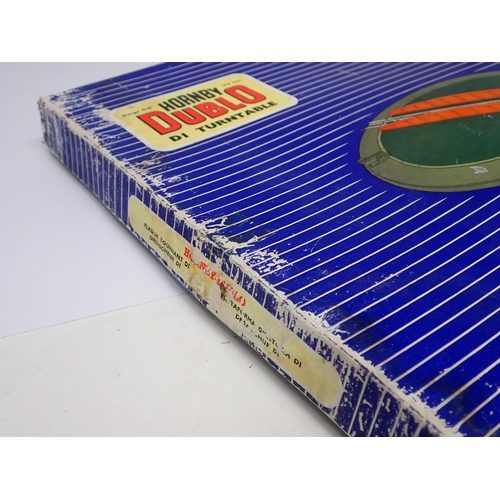 1040 - A boxed Hornby-Dublo D1 Turntable complete with Shed Tracks and Buffers. Turntable is near mint and ... 