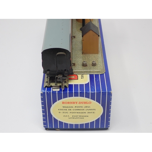 1042 - A boxed Hornby-Dublo D1 T.P.O. Mail Van Set. Coach has been lightly run. Box in superb condition, wi... 