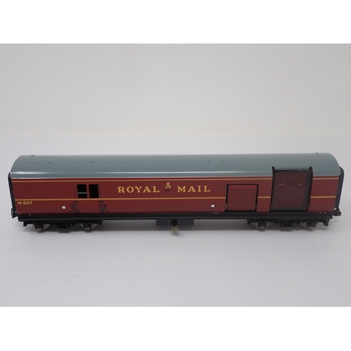 1042 - A boxed Hornby-Dublo D1 T.P.O. Mail Van Set. Coach has been lightly run. Box in superb condition, wi... 