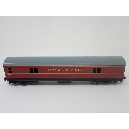 1042 - A boxed Hornby-Dublo D1 T.P.O. Mail Van Set. Coach has been lightly run. Box in superb condition, wi... 