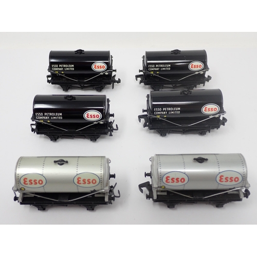 1044 - Four unboxed Hornby-Dublo No.4680 black 'Esso' Tankers and two No.4676 silver 'Esso' Tankers. Black ... 