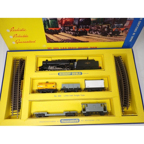 1046 - A boxed Hornby-Dublo 2-rail No.2025 2-8-0 Heavy Freight Set. Locomotive in mint condition. Box base ... 