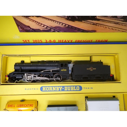 1046 - A boxed Hornby-Dublo 2-rail No.2025 2-8-0 Heavy Freight Set. Locomotive in mint condition. Box base ... 