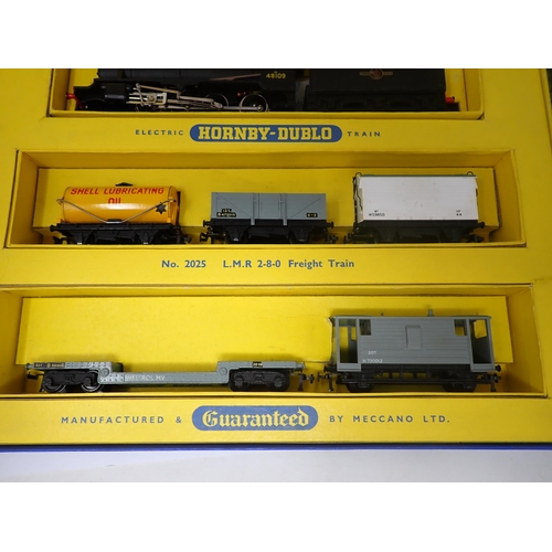 1046 - A boxed Hornby-Dublo 2-rail No.2025 2-8-0 Heavy Freight Set. Locomotive in mint condition. Box base ... 