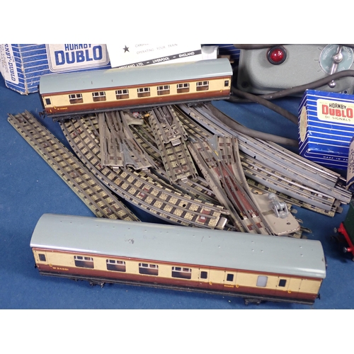 1064 - An unboxed Hornby-Dublo 3-rail 'Bristol Castle' Locomotive, two unboxed Coaches, a boxed T.P.O Coach... 