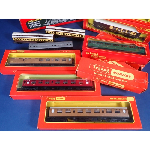 1069 - Twelve boxed Triang/Hornby 00 gauge Coaches including 3x R332, 3x R333, Clerestory R745/6, R422A/, R... 