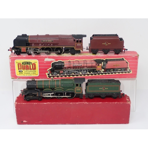 1076 - A boxed Hornby-Dublo 2-rail No.2220 'Denbigh Castle' and a boxed No.2226 'City of London'. Both very... 