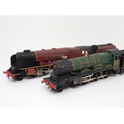 1076 - A boxed Hornby-Dublo 2-rail No.2220 'Denbigh Castle' and a boxed No.2226 'City of London'. Both very... 