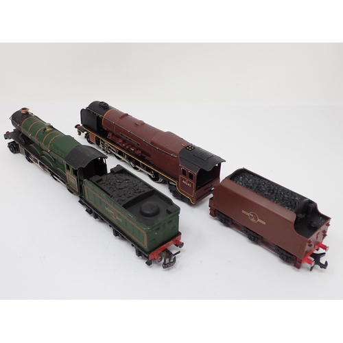 1076 - A boxed Hornby-Dublo 2-rail No.2220 'Denbigh Castle' and a boxed No.2226 'City of London'. Both very... 