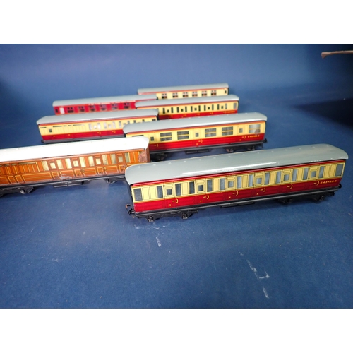 1083 - Twenty five unboxed 3-rail Coaches. Condition varies