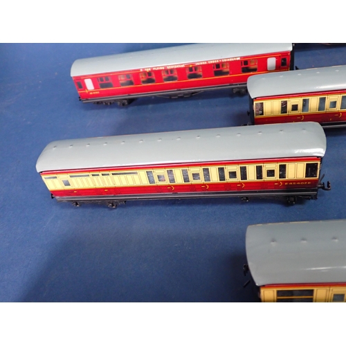 1083 - Twenty five unboxed 3-rail Coaches. Condition varies