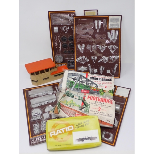 1089 - A box of Airfix, Ratio and other unmade Kits, two Hornby-Dublo Signal Boxes, various Wagon, etc.