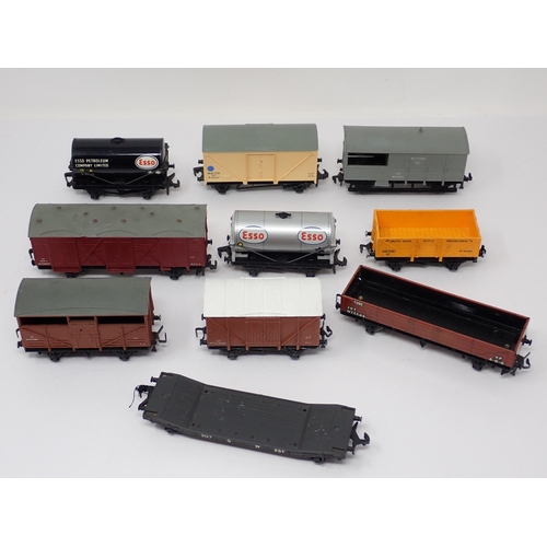 1092 - Twenty six unboxed Hornby-Dublo 2 and 3-rail Wagons GV-VG