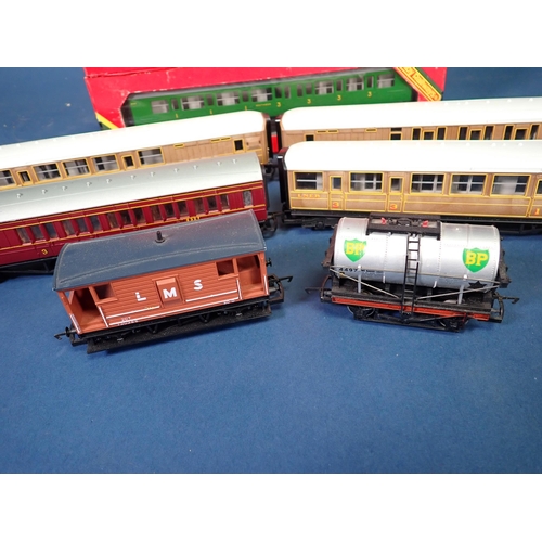 1098 - A Hornby 00 gauge R424 and R425 Coaches in incorrect boxes, three boxed Wagons including R208, R212,... 