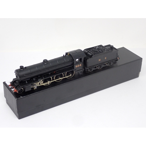 1113 - A kit built 00 gauge N.E B1 Class Locomotive No.924, pick ups to locomotive and tender