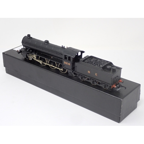 1113 - A kit built 00 gauge N.E B1 Class Locomotive No.924, pick ups to locomotive and tender