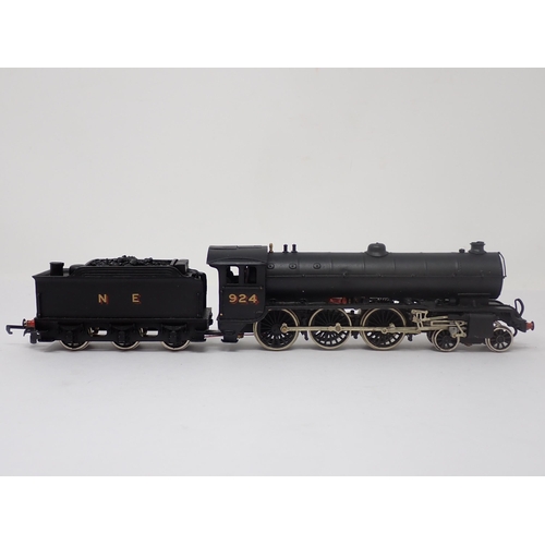 1113 - A kit built 00 gauge N.E B1 Class Locomotive No.924, pick ups to locomotive and tender