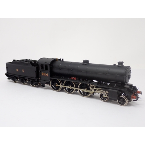 1113 - A kit built 00 gauge N.E B1 Class Locomotive No.924, pick ups to locomotive and tender