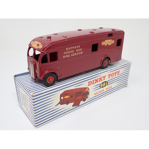 1172 - A boxed Dinky Toys No.981 Horse Box