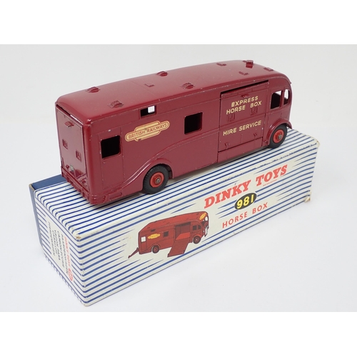 1172 - A boxed Dinky Toys No.981 Horse Box