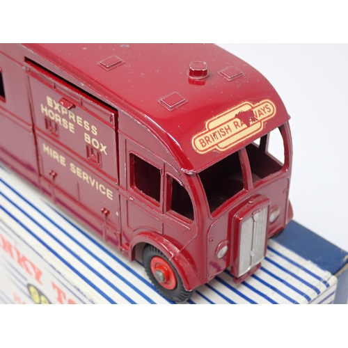 1172 - A boxed Dinky Toys No.981 Horse Box