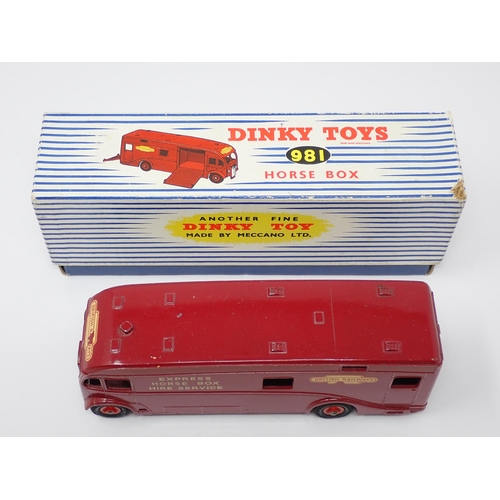 1172 - A boxed Dinky Toys No.981 Horse Box